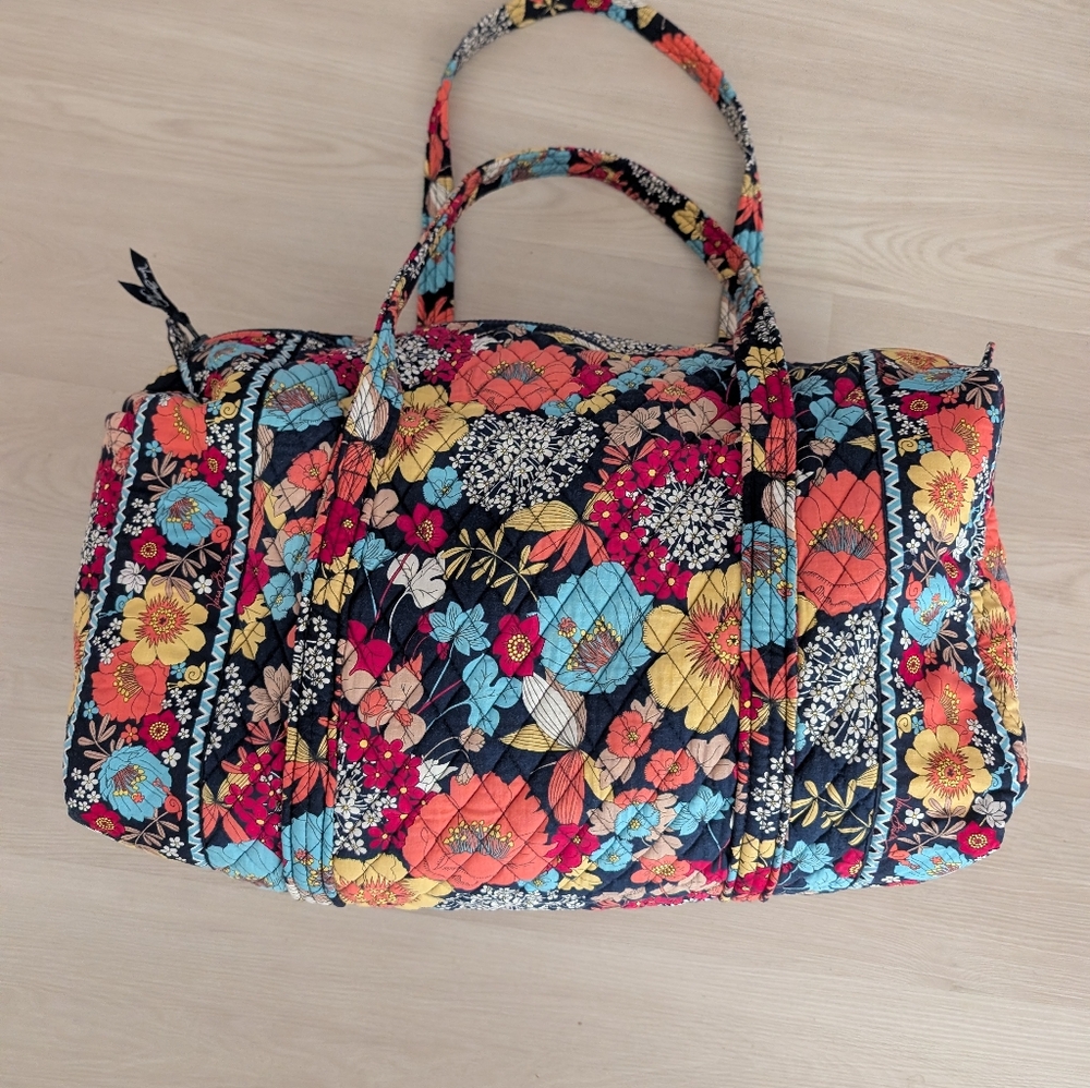 Vera Bradley Medium Duffle Excellent Happy Snails - Picture 2 of 13